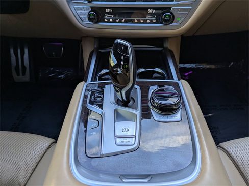 Used 2022 BMW 750i xDrive w/ Luxury Rear Seating Package image 18