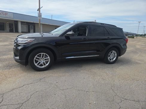 Used 2025 Ford Explorer Active w/ Active Comfort Package RWD image 3