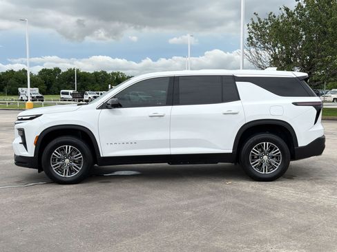 Used 2024 Chevrolet Traverse LS FWD image 2