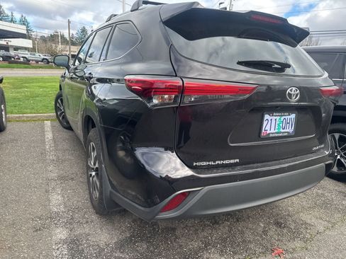 Used 2021 Toyota Highlander XLE AWD/4WD image 15
