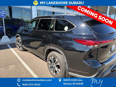 Used 2020 Toyota Highlander XLE AWD/4WD image 23