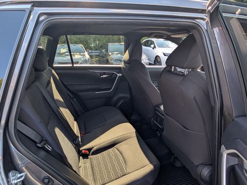 Used 2022 Toyota RAV4 SE image 12