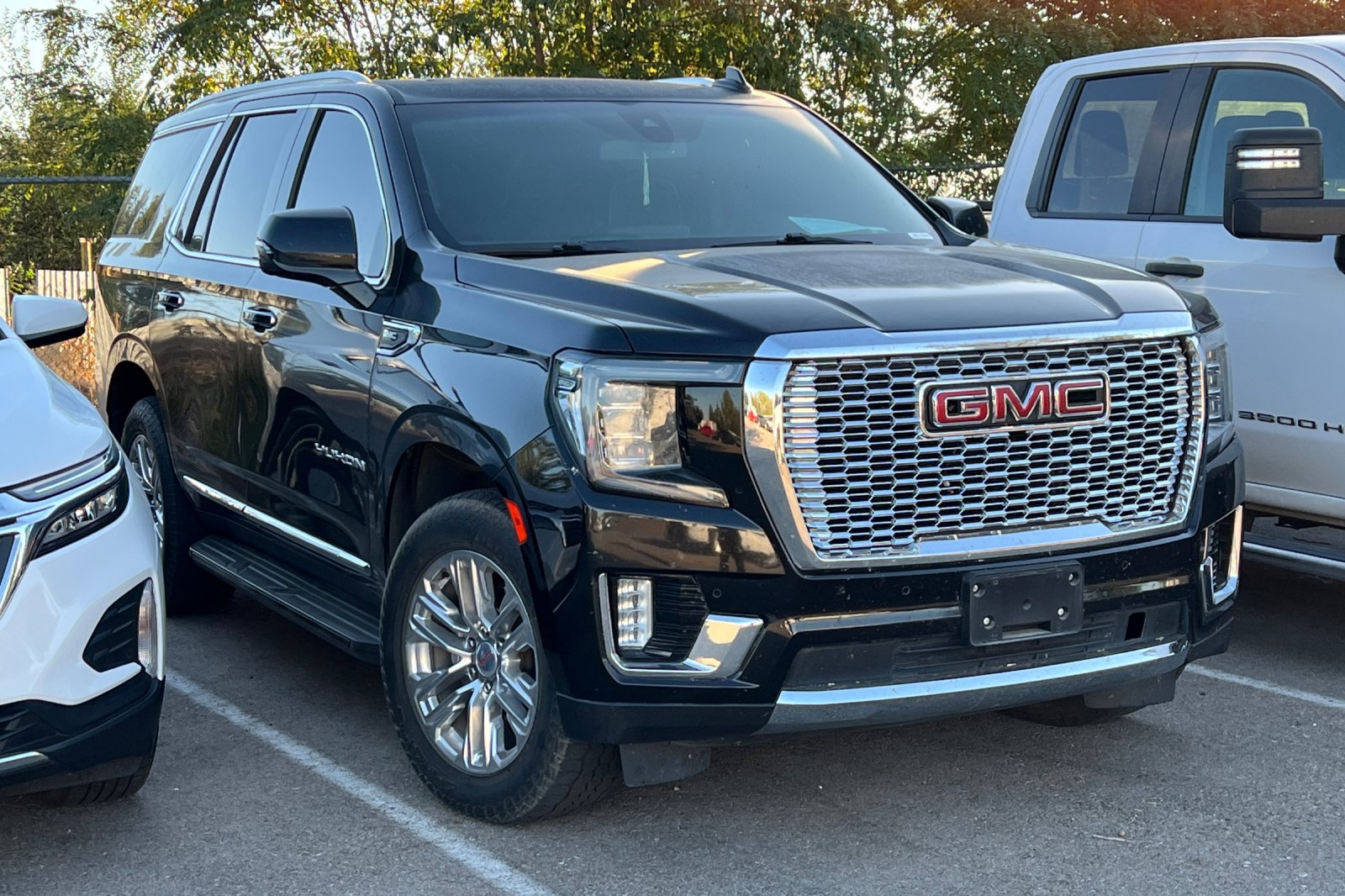 Used 2021 GMC Yukon SLT w/ SLT Luxury Plus Package AWD/4WD image 2
