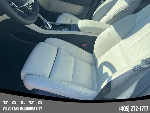 Certified 2023 Volvo XC40 B5 Ultimate w/ Protection Package Premier image 10