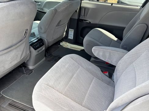 Used 2018 Toyota Sienna LE FWD image 5