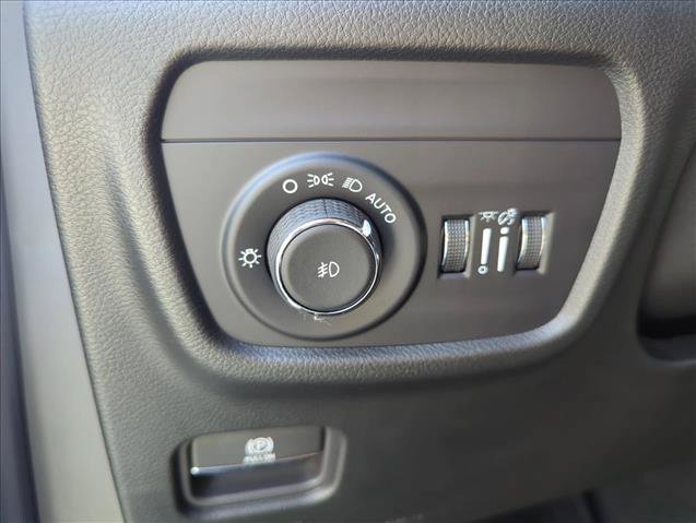 Used 2025 Jeep Grand Cherokee Limited w/ Luxury Tech Group II RWD image 21