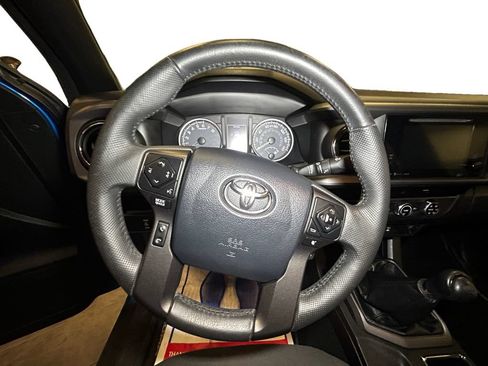 Used 2017 Toyota Tacoma TRD Sport w/ Tow Package AWD/4WD image 12