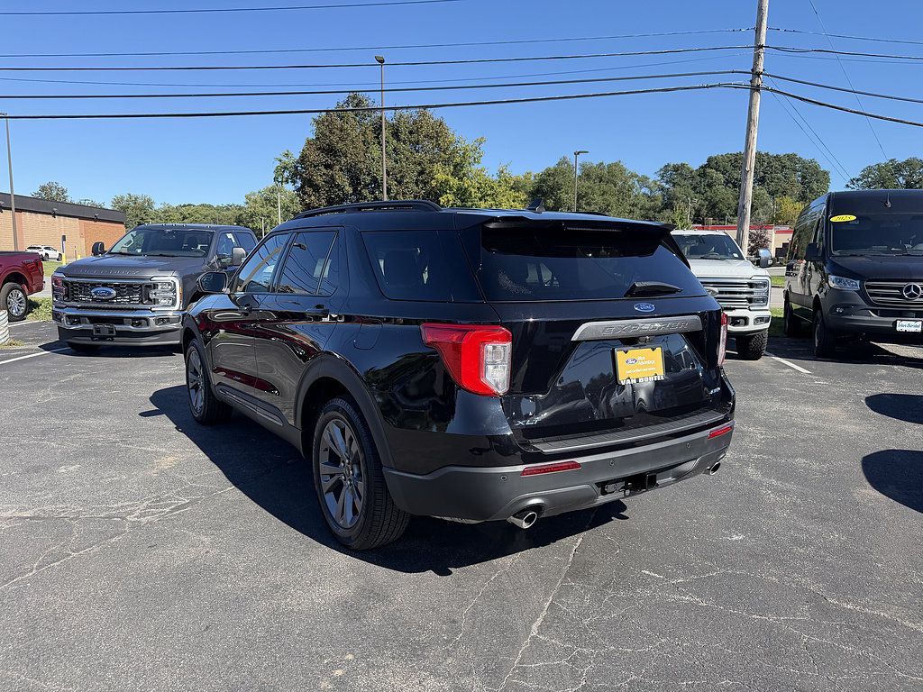 Certified 2022 Ford Explorer XLT w/ Equipment Group 202A AWD/4WD image 3