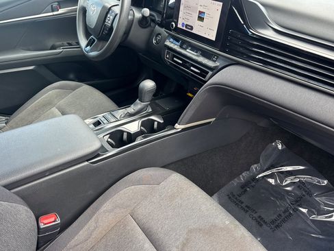 Used 2025 Toyota Camry LE image 31