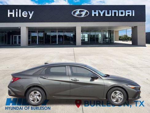 Certified 2026 Hyundai Elantra SE FWD image 3