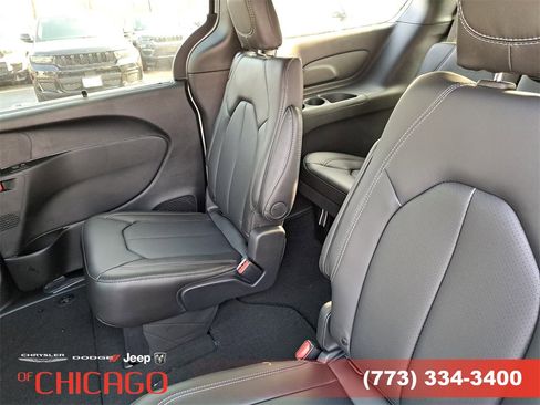 New 2026 Chrysler Pacifica Select image 11