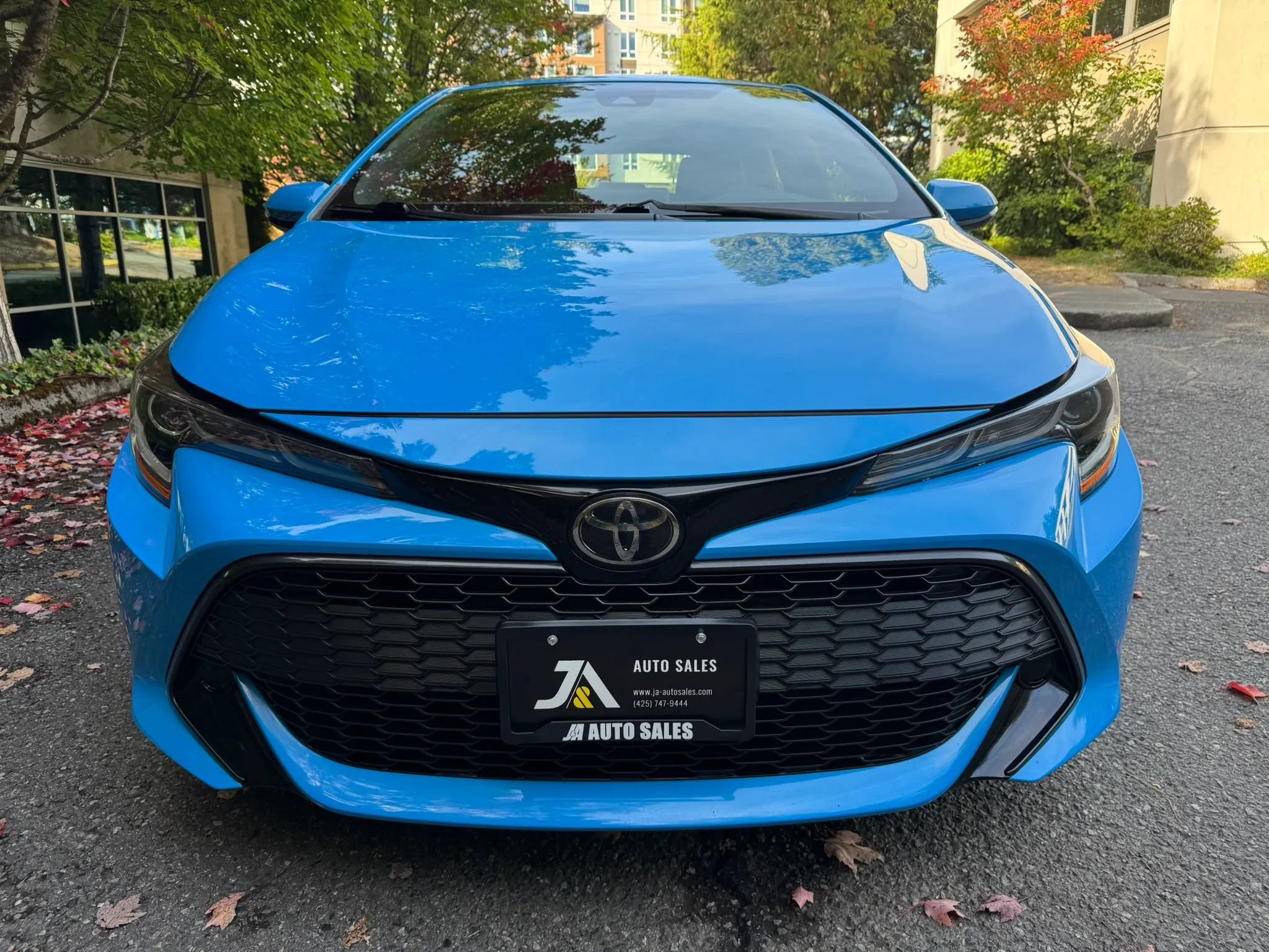 Used 2019 Toyota Corolla SE w/ SE Option Package FWD image 3