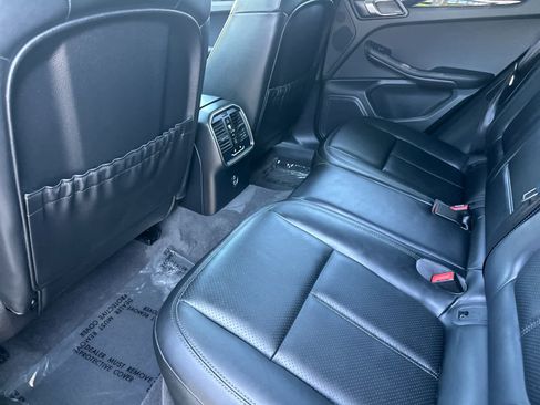Certified 2025 Porsche Macan AWD/4WD image 13