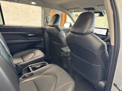 Used 2025 Toyota Grand Highlander AWD image 46