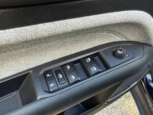 Used 2025 Jeep Compass Latitude w/ Sun & Sound Group AWD/4WD image 8