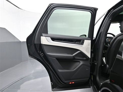 New 2025 Porsche Cayenne E-Hybrid image 18