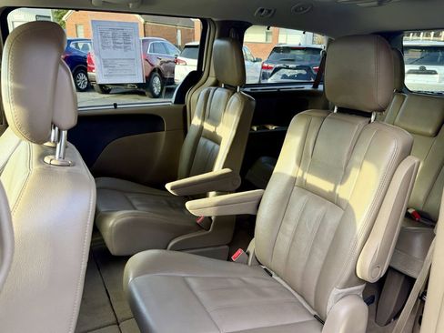 Used 2014 Chrysler Town & Country Touring-L w/ Trailer Tow Group FWD image 11