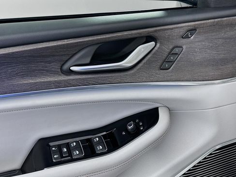 Used 2022 Jeep Grand Cherokee Overland w/ Advanced Protech Group III image 30