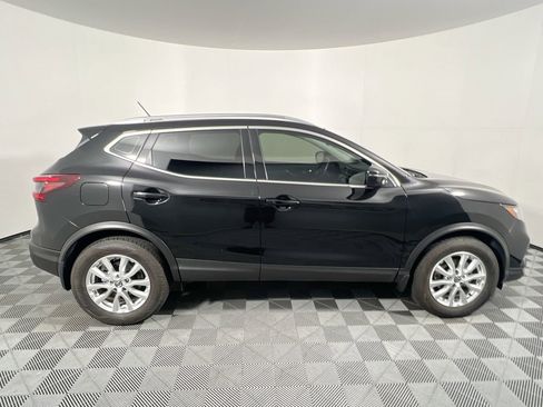 Used 2021 Nissan Rogue Sport SV image 2