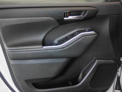 Used 2022 Toyota Highlander XLE image 24