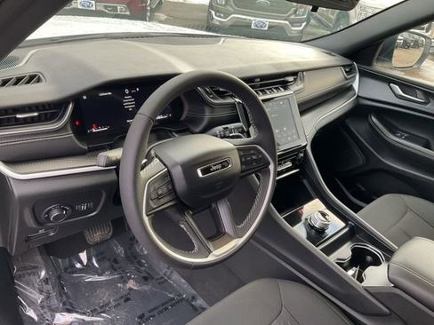 Used 2025 Jeep Grand Cherokee Laredo X image 25