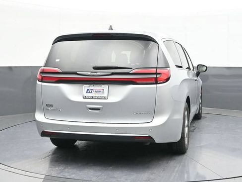 Used 2024 Chrysler Pacifica Limited FWD image 12