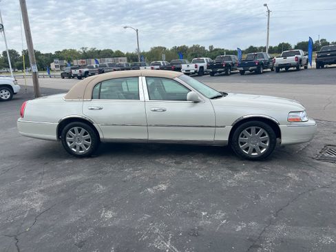Used 2007 Lincoln Town Car Designer Series RWD image 4
