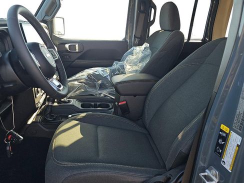 Used 2025 Jeep Wrangler Unlimited Sahara image 7