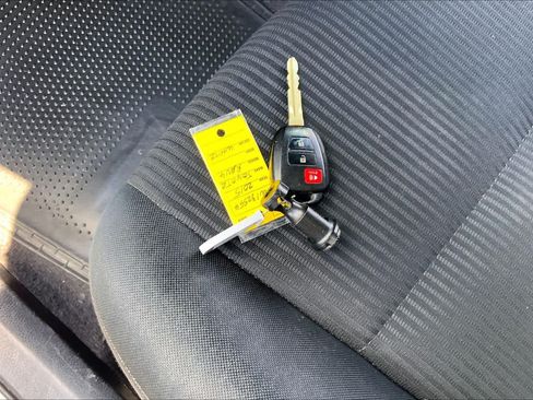 Used 2015 Toyota RAV4 LE FWD image 15