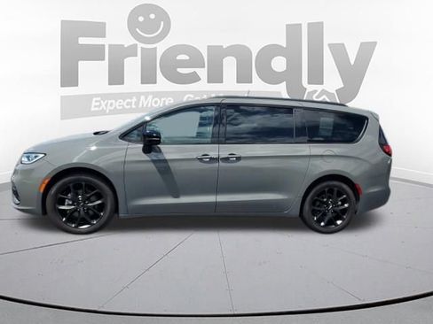 Used 2025 Chrysler Pacifica Limited FWD image 2