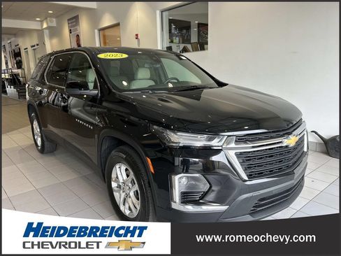 Used 2023 Chevrolet Traverse LS FWD image 1