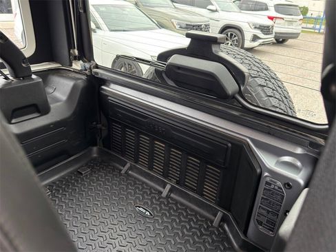 Used 2018 Jeep Wrangler Unlimited Sahara image 34