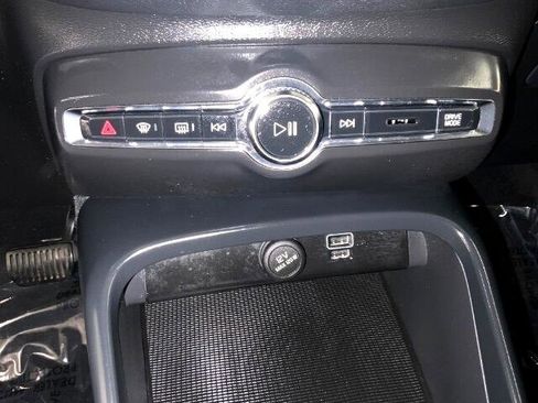 Used 2022 Volvo XC40 T4 Momentum image 17