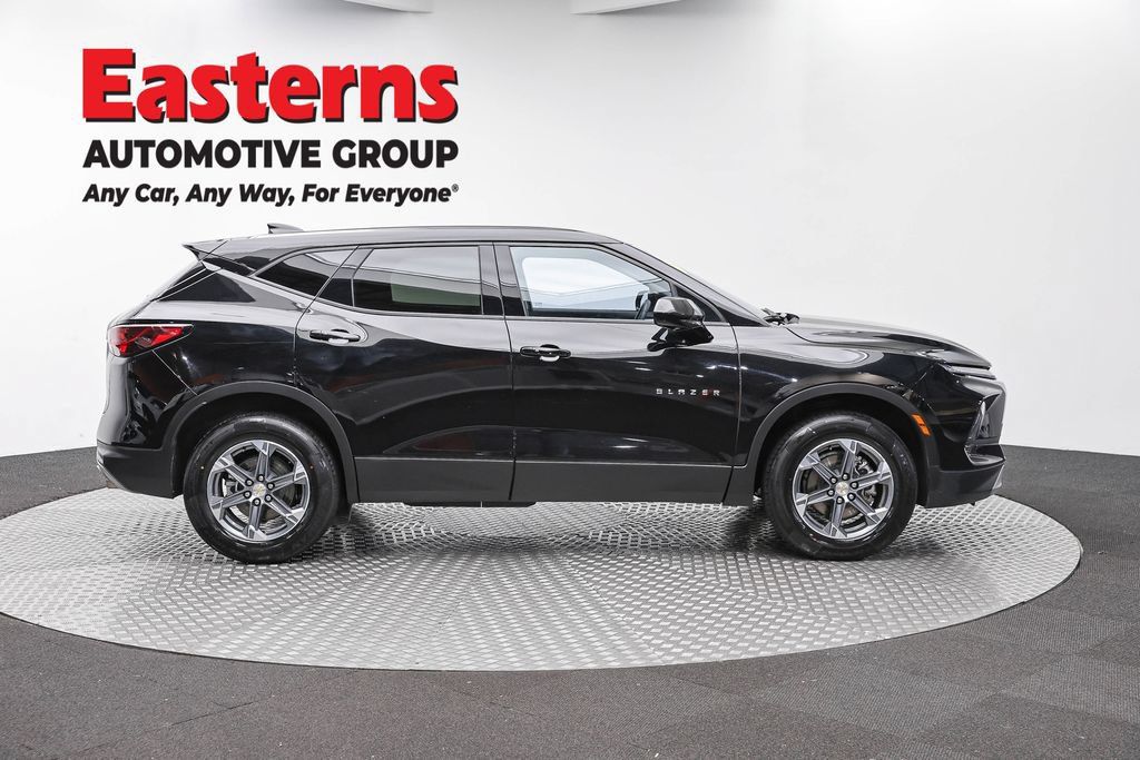 Used 2025 Chevrolet Blazer LT FWD image 4