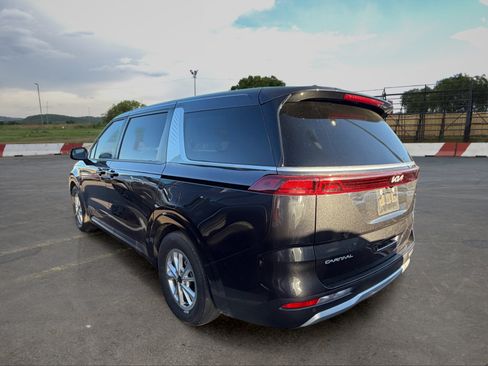 Used 2024 Kia Carnival LX FWD image 4