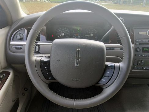 Used 2006 Lincoln Town Car Signature image 6