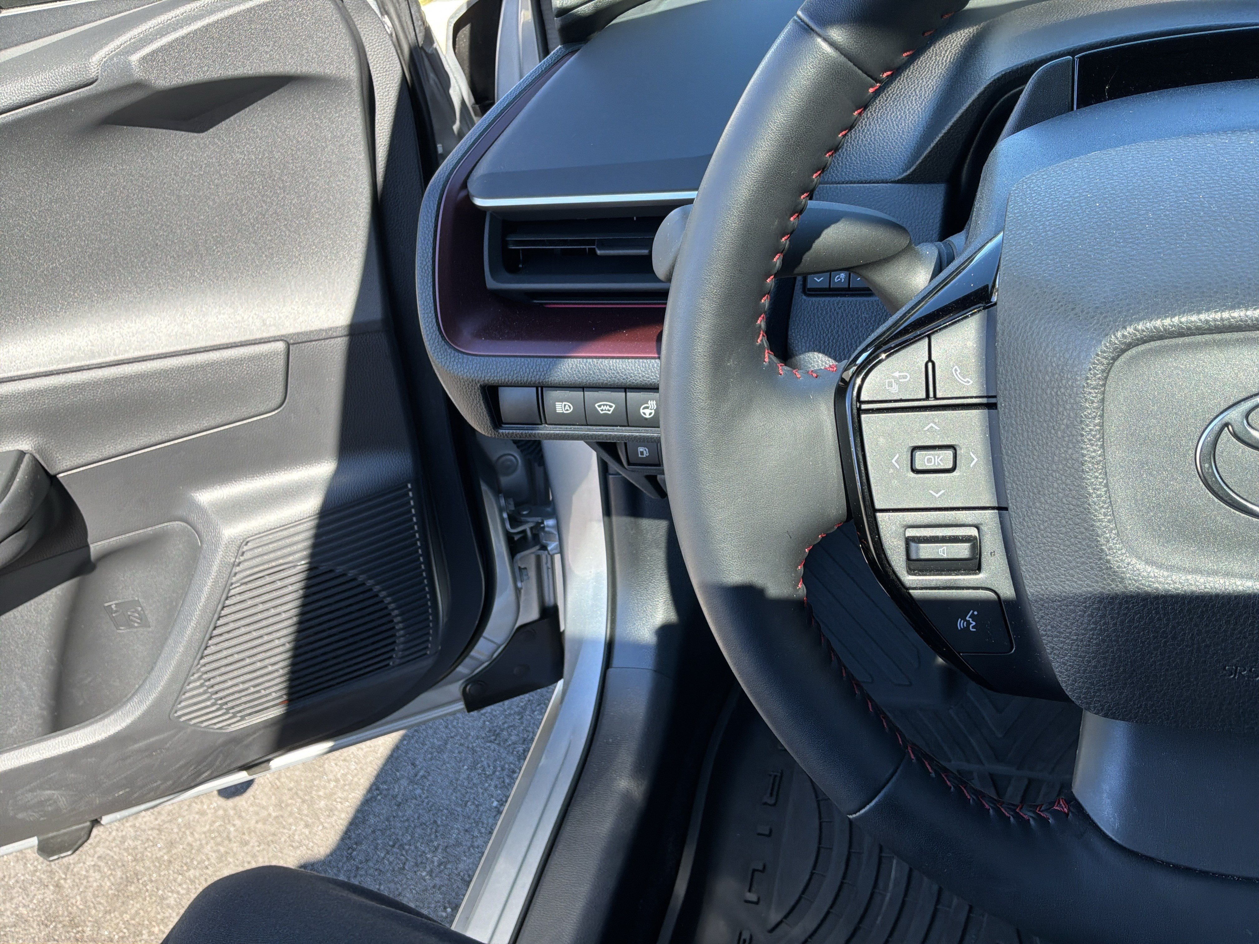 Used 2025 Toyota Prius Plug-In Hybrid w/ Limited Premium Package FWD image 19
