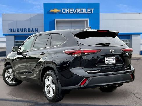 Used 2024 Toyota Highlander LE AWD/4WD image 11