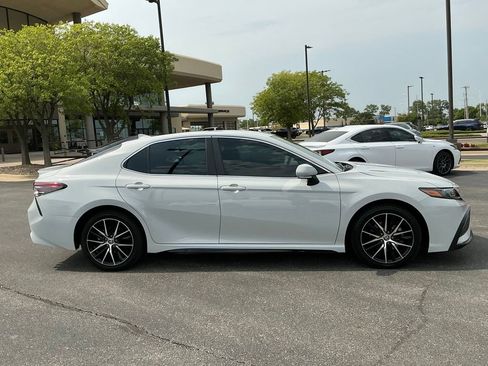 Used 2022 Toyota Camry SE FWD image 2