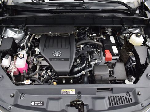 Used 2024 Toyota Highlander LE AWD/4WD image 9