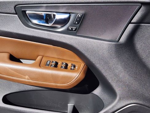 Used 2019 Volvo XC60 T6 Momentum w/ Advanced Package image 15