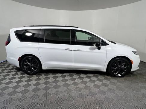 Certified 2023 Chrysler Pacifica Limited w/ Uconnect Theater Family Group FWD image 9