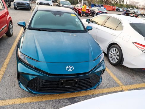 Used 2025 Toyota Camry LE w/ Convenience Package image 5