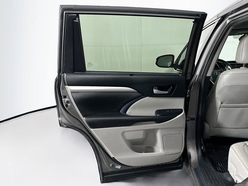 Used 2017 Toyota Highlander XLE image 27