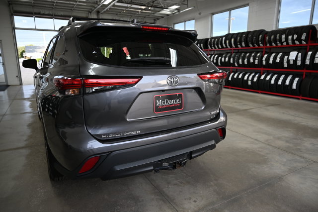 Used 2023 Toyota Highlander XLE AWD/4WD image 6