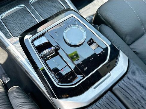 Used 2024 BMW i7 xDrive60 w/ Executive Package image 17