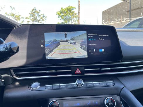 Used 2025 Hyundai Elantra Limited image 24