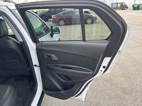 Used 2022 Chevrolet Trax LT w/ LT Convenience Package image 12