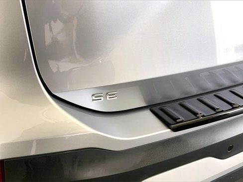 Used 2025 Volkswagen Tiguan SE w/ Panoramic Sunroof Package image 8