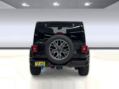 Used 2023 Jeep Wrangler Unlimited Sahara AWD/4WD image 8
